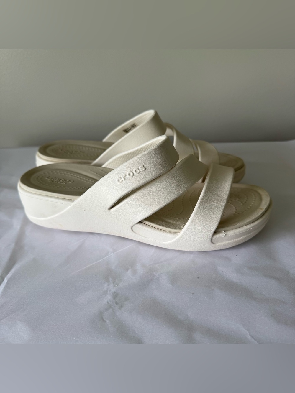 CROCS Size 8 Women’s Triple Strap Cream Slip On Sandals